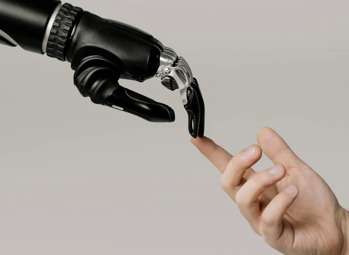 AI x Human: Why Hybrid Marketing Is the Future for Hotels?